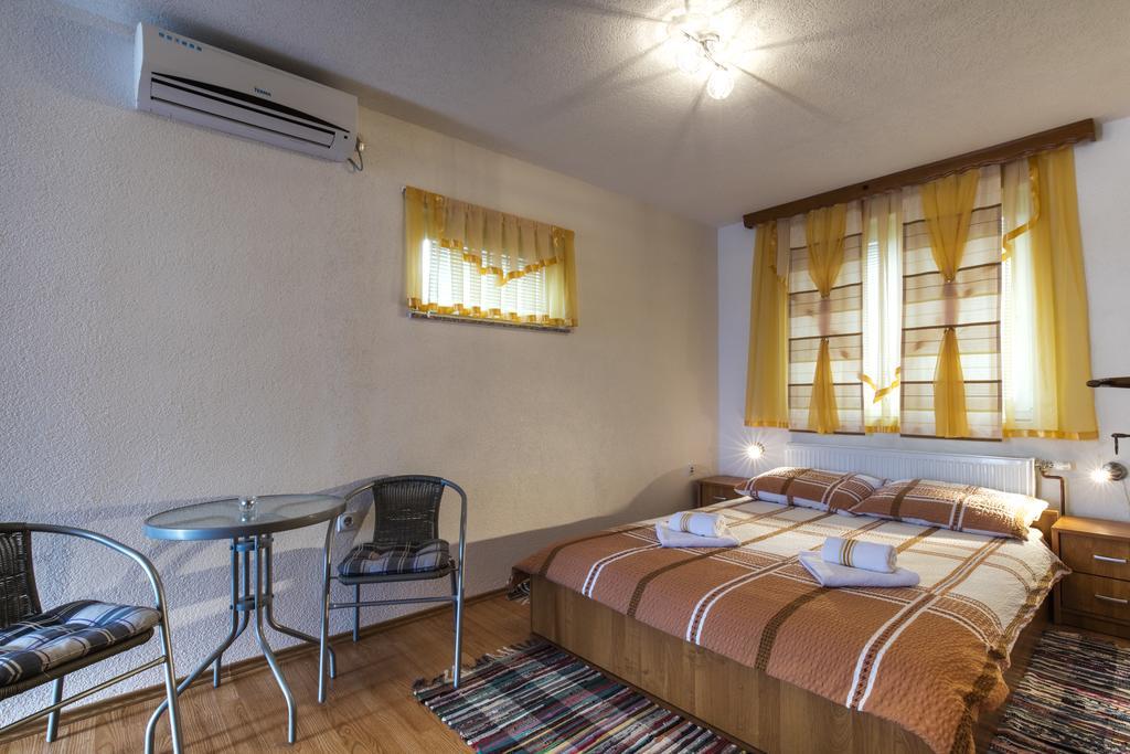 Apartment And Rooms Aracic Korenica Dış mekan fotoğraf